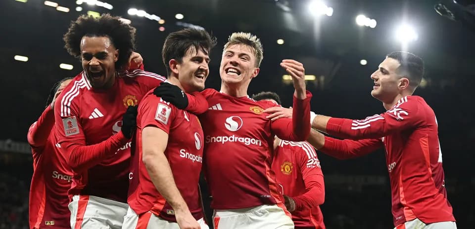 Игроки Manchester United отмечают гол на стадионе