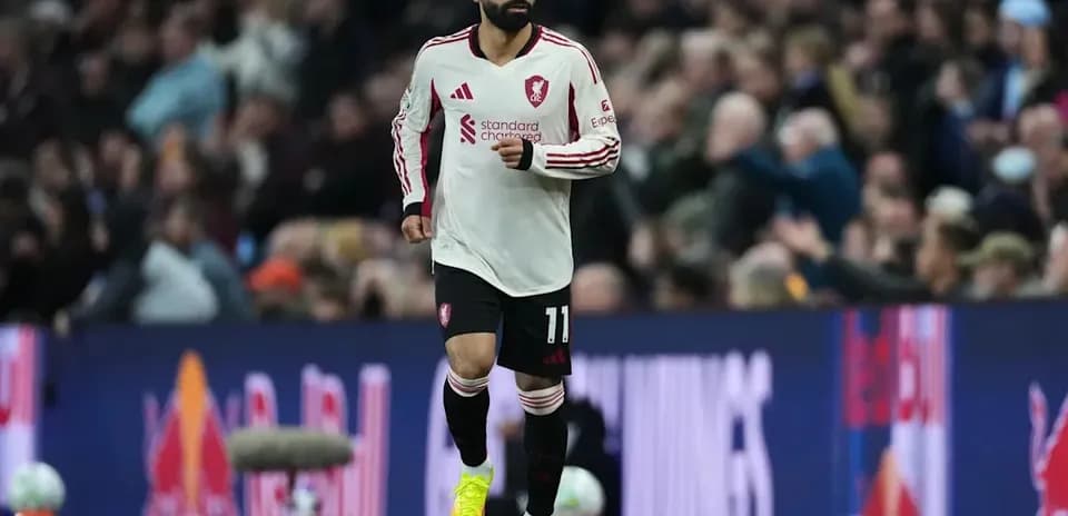 Игрок в форме Liverpool на поле во время матча