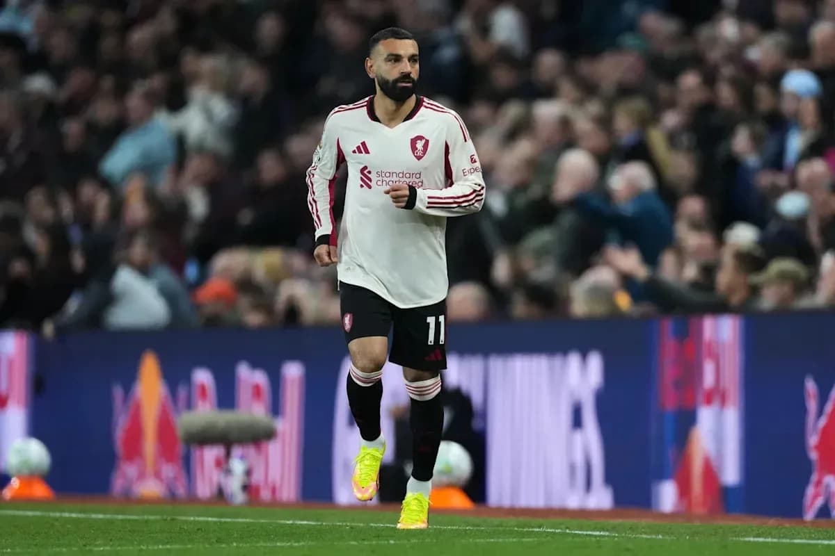 Игрок в форме Liverpool на поле во время матча