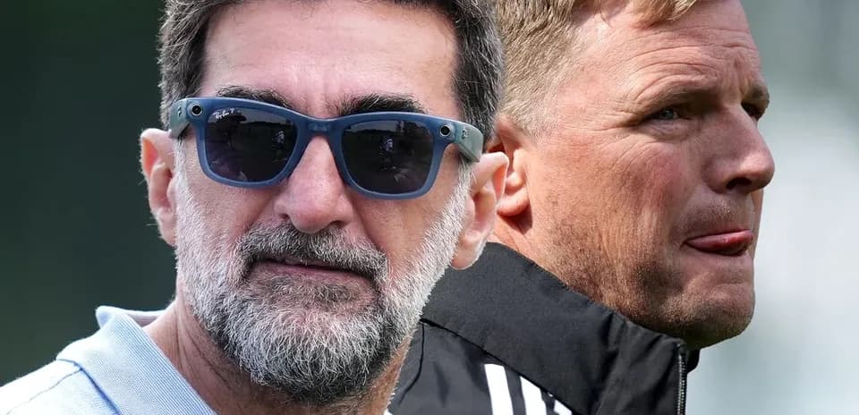 Два человека на фоне спортивного поля