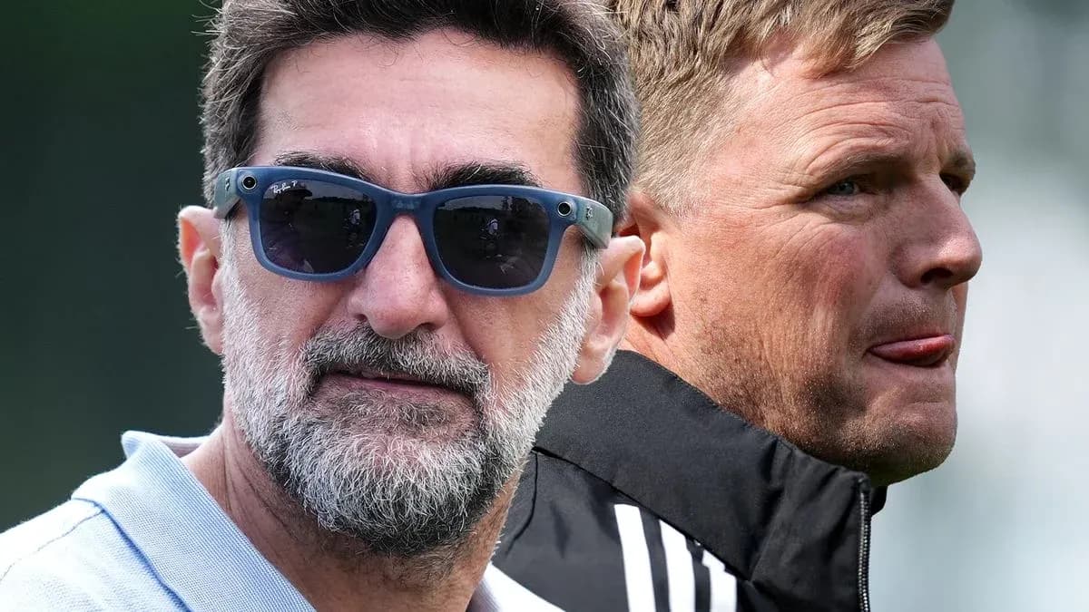 Два человека на фоне спортивного поля
