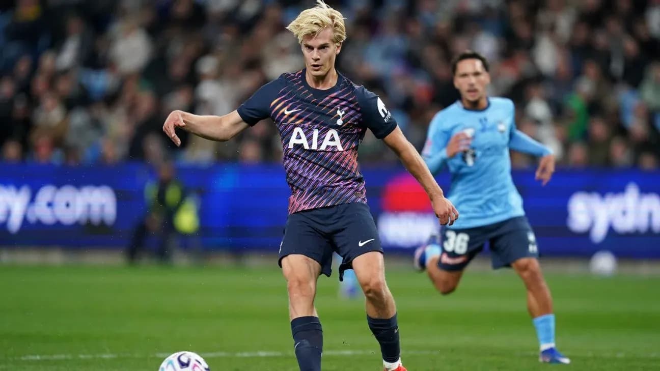 Игрок Tottenham выполняет пас во время матча