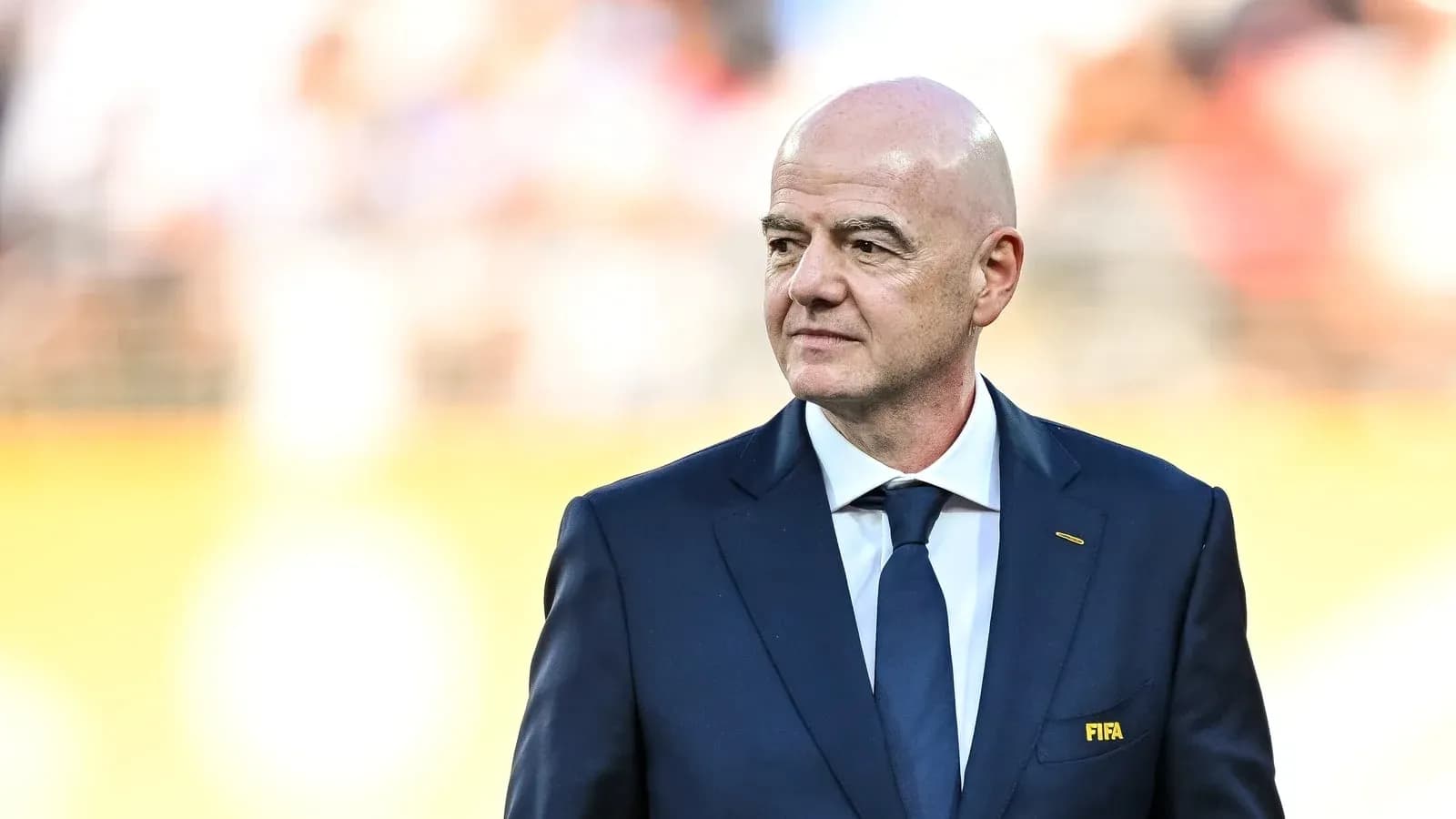 Человек в костюме с логотипом FIFA на груди