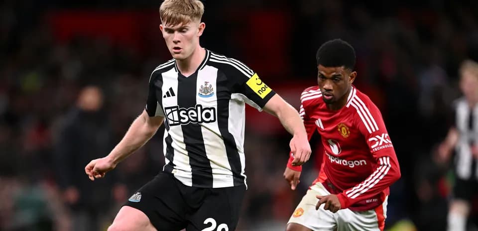 Игроки Newcastle и Manchester United на поле
