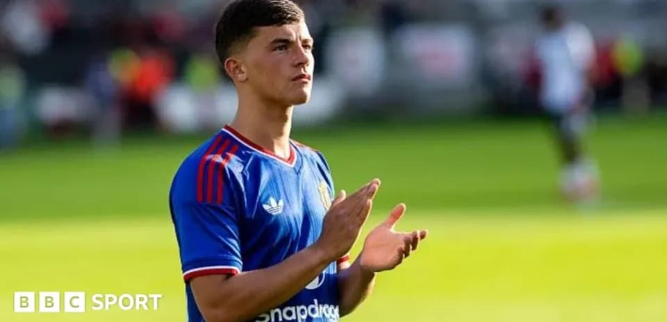 Игрок аплодирует на поле в синей форме