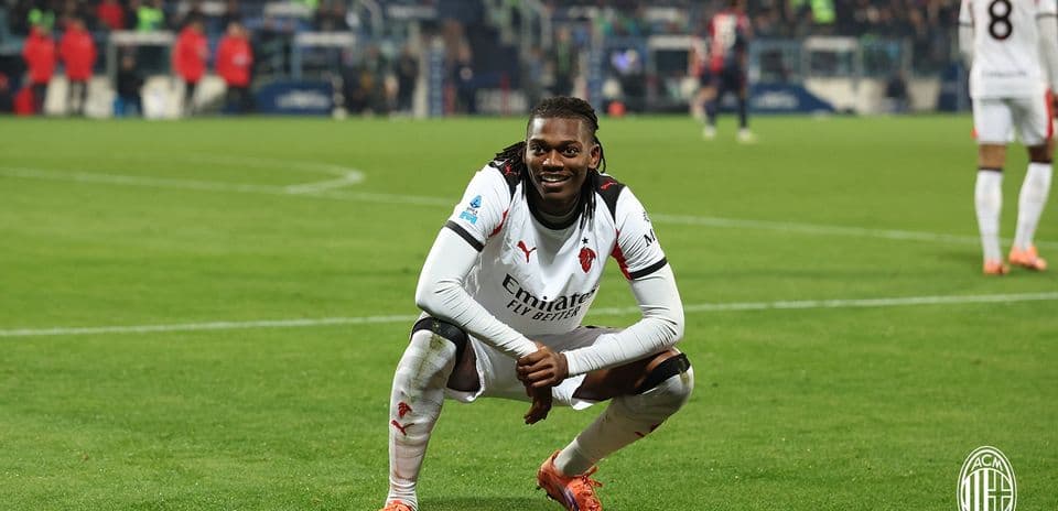 Игрок AC Milan празднует гол на поле