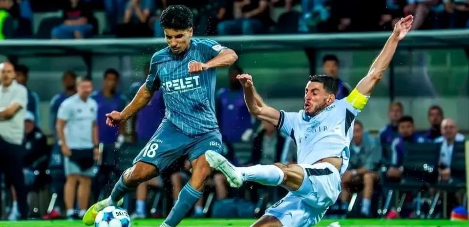 Игроки Slovan Bratislava и Saburtalo на поле