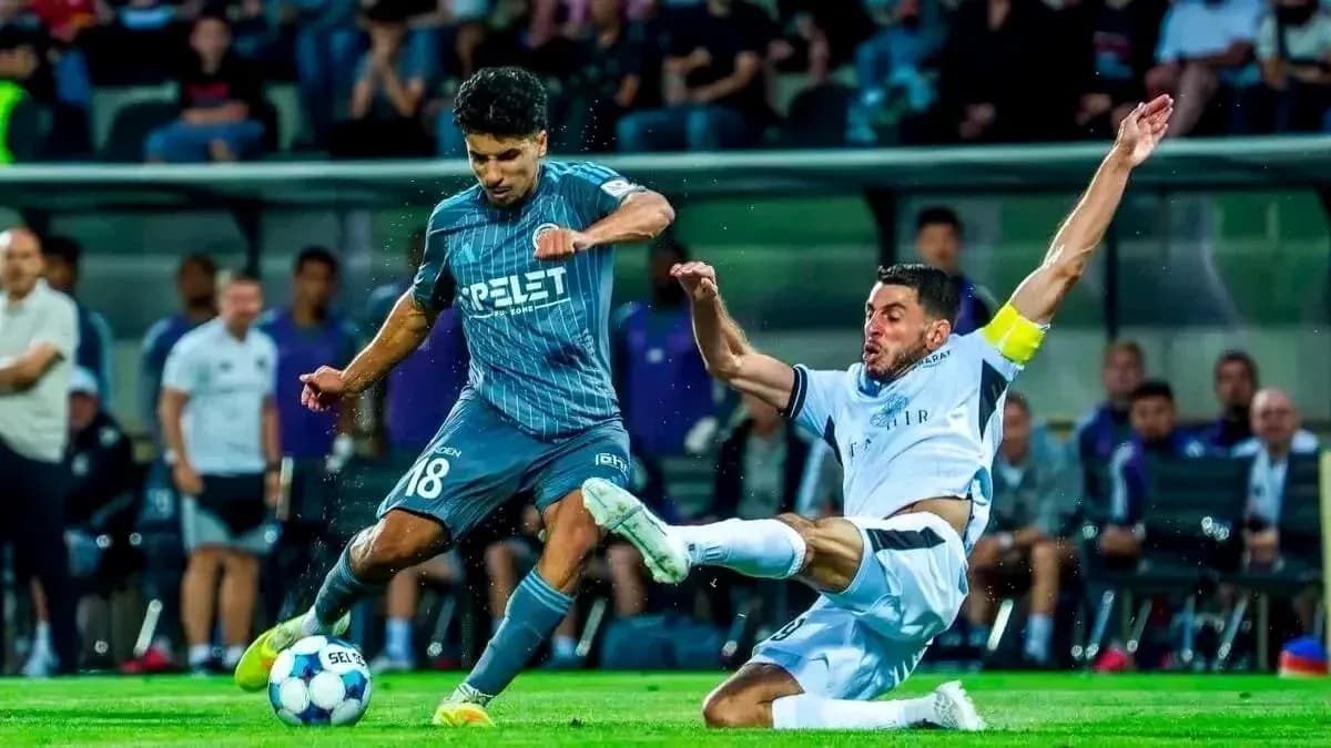 Игроки Slovan Bratislava и Saburtalo на поле
