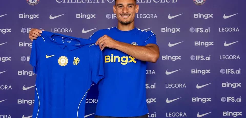Игрок Chelsea показывает новую футбольную форму