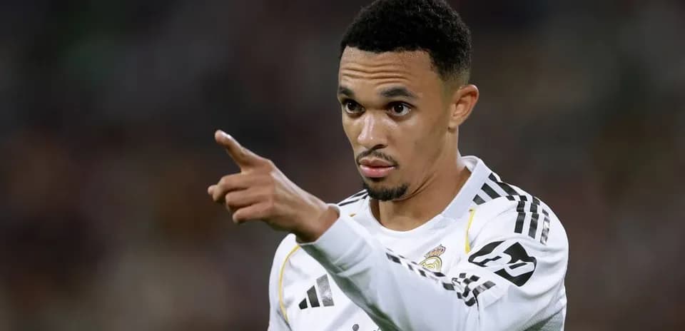 Игрок указывает в сторону во время матча