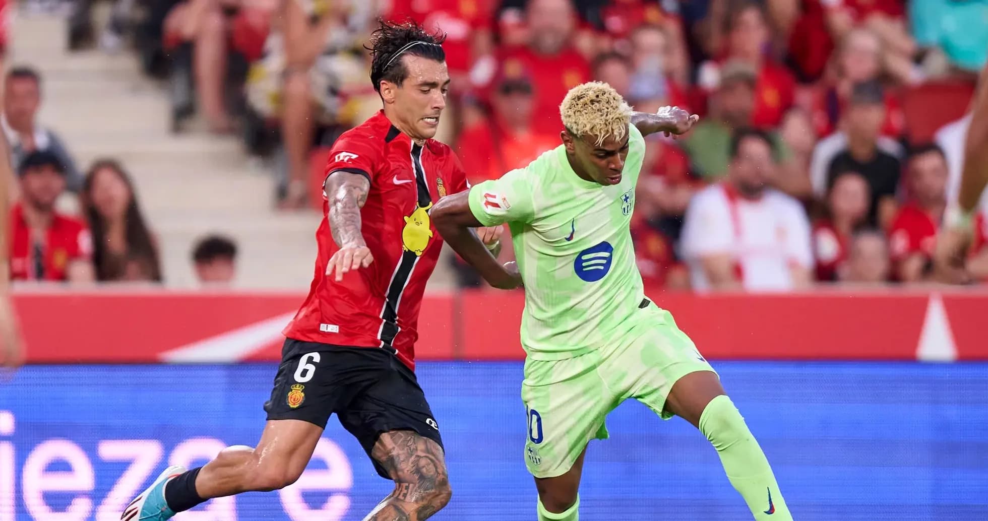 Игроки Mallorca и Villarreal в борьбе за мяч