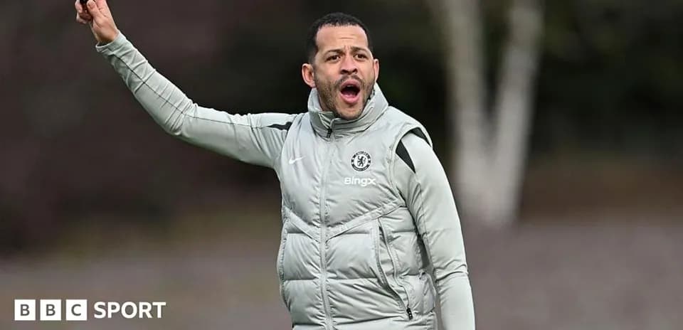 Тренер команды Chelsea дает указания на тренировке