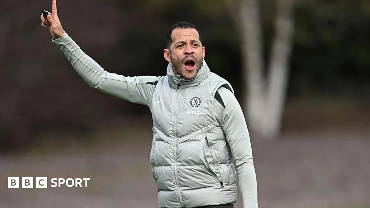 Тренер команды Chelsea дает указания на тренировке