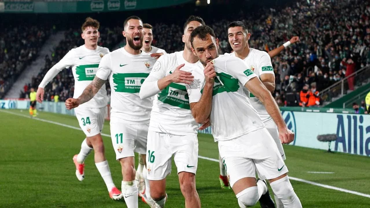 Игроки Эльче празднуют гол на стадионе