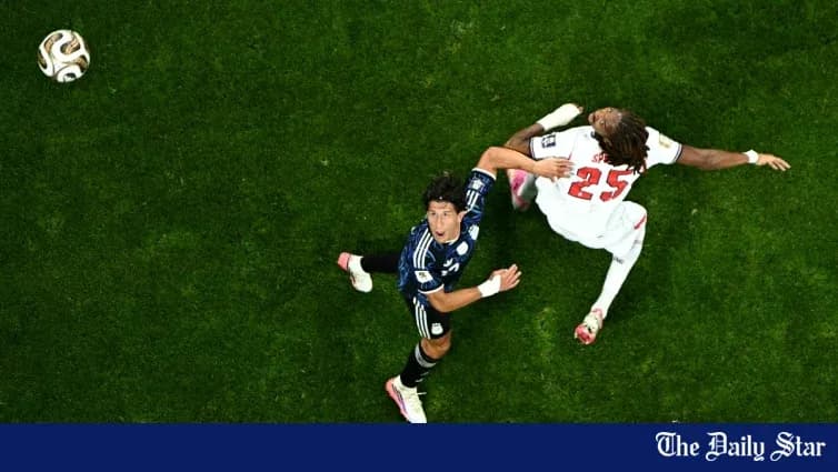 Игроки борются за мяч во время матча