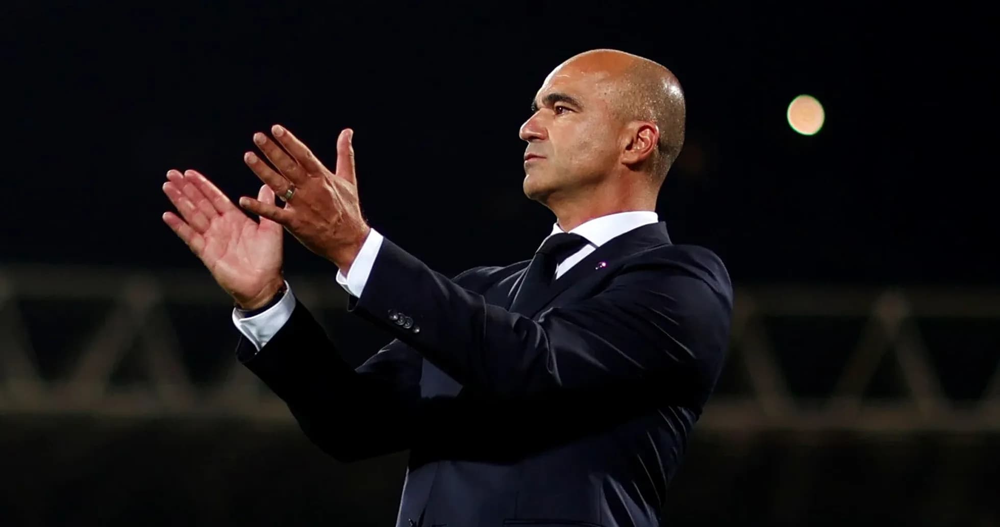 Тренер аплодирует на стадионе во время матча