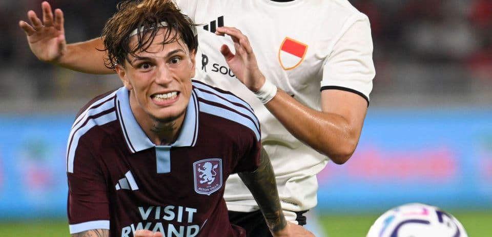 Игрок Aston Villa в борьбе с соперником на поле