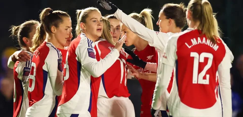 Игроки Арсенала празднуют гол на поле