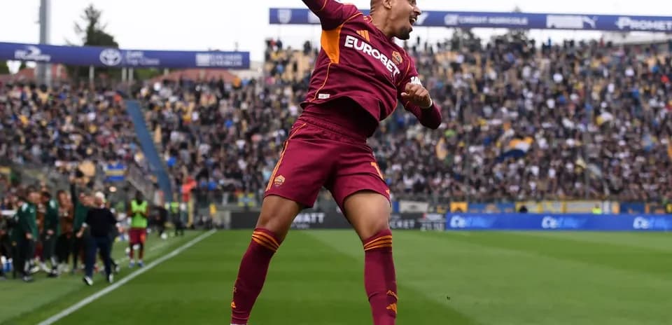 Игрок AS Roma празднует гол на поле