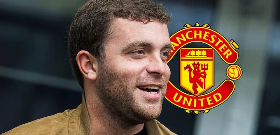 Человек улыбается на фоне логотипа Manchester United