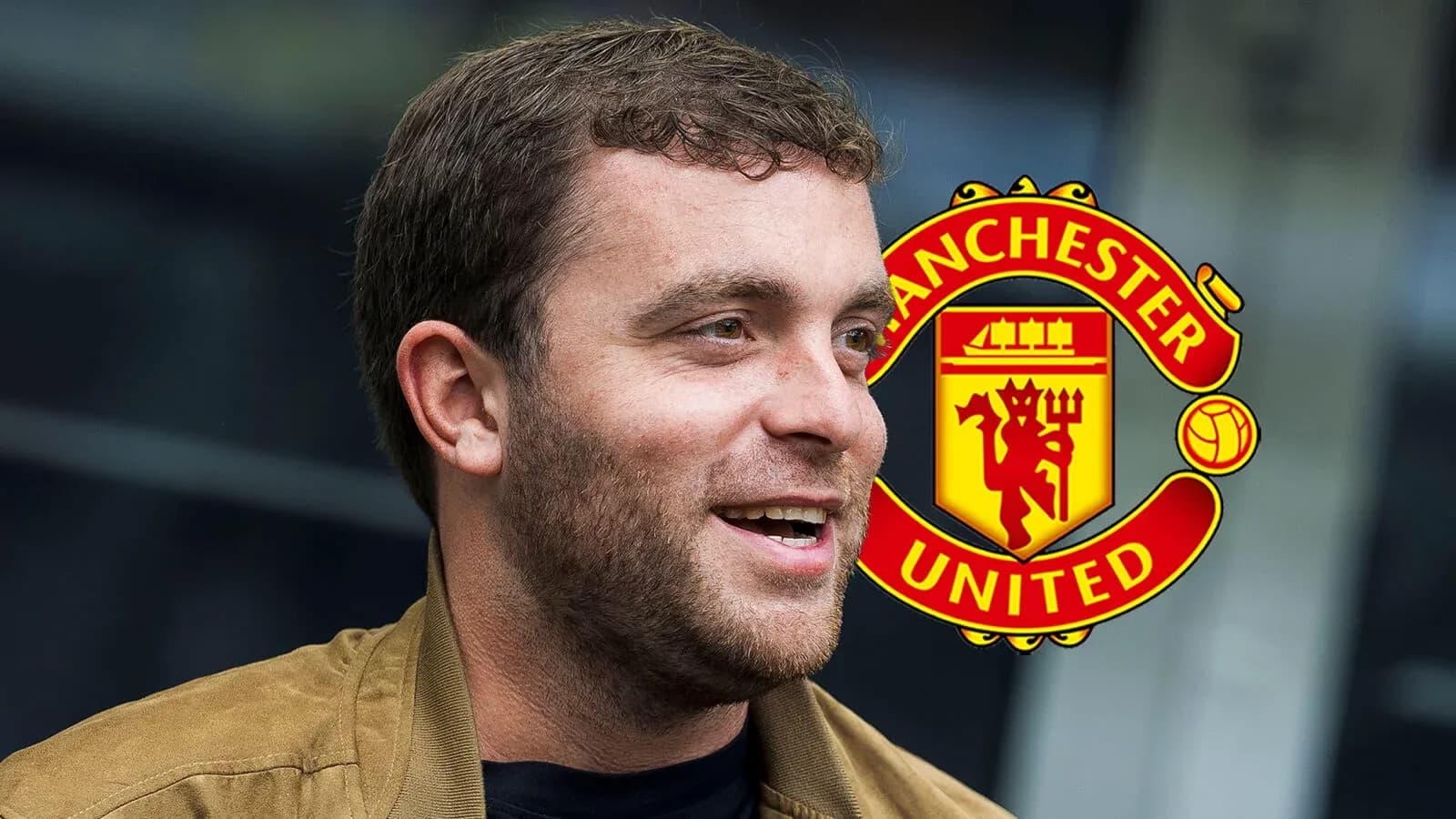 Человек улыбается на фоне логотипа Manchester United