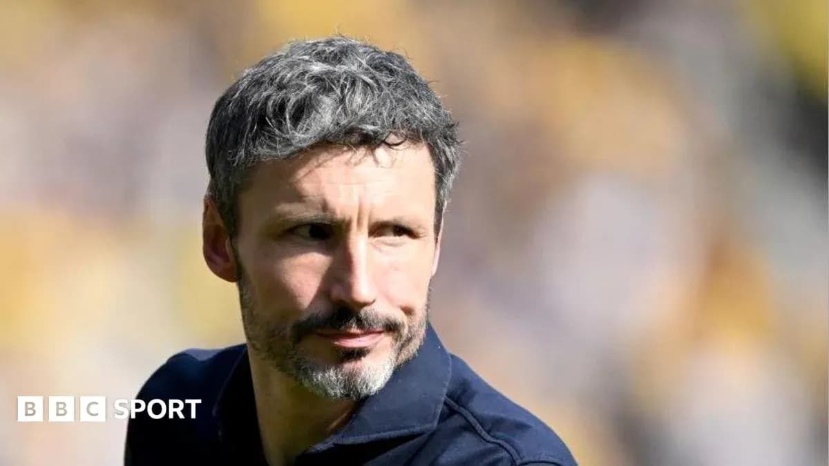 Тренер на поле перед началом матча
