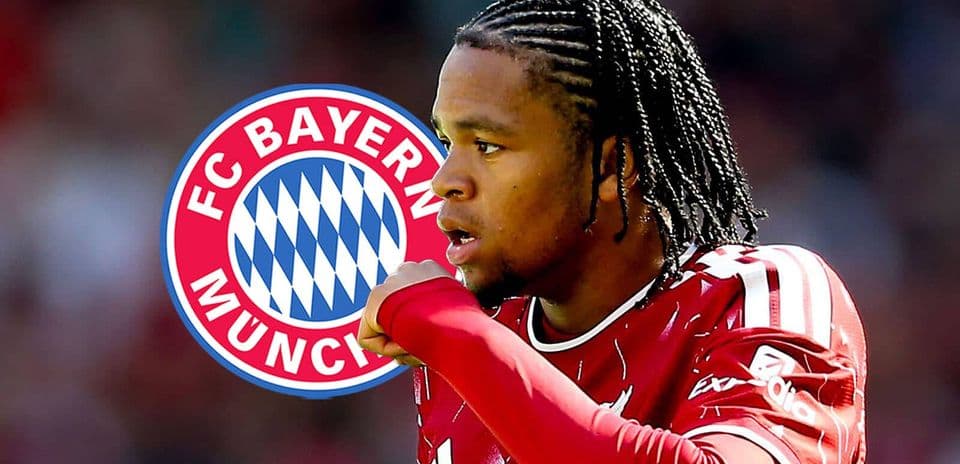 Игрок Bayern München в красной форме на поле