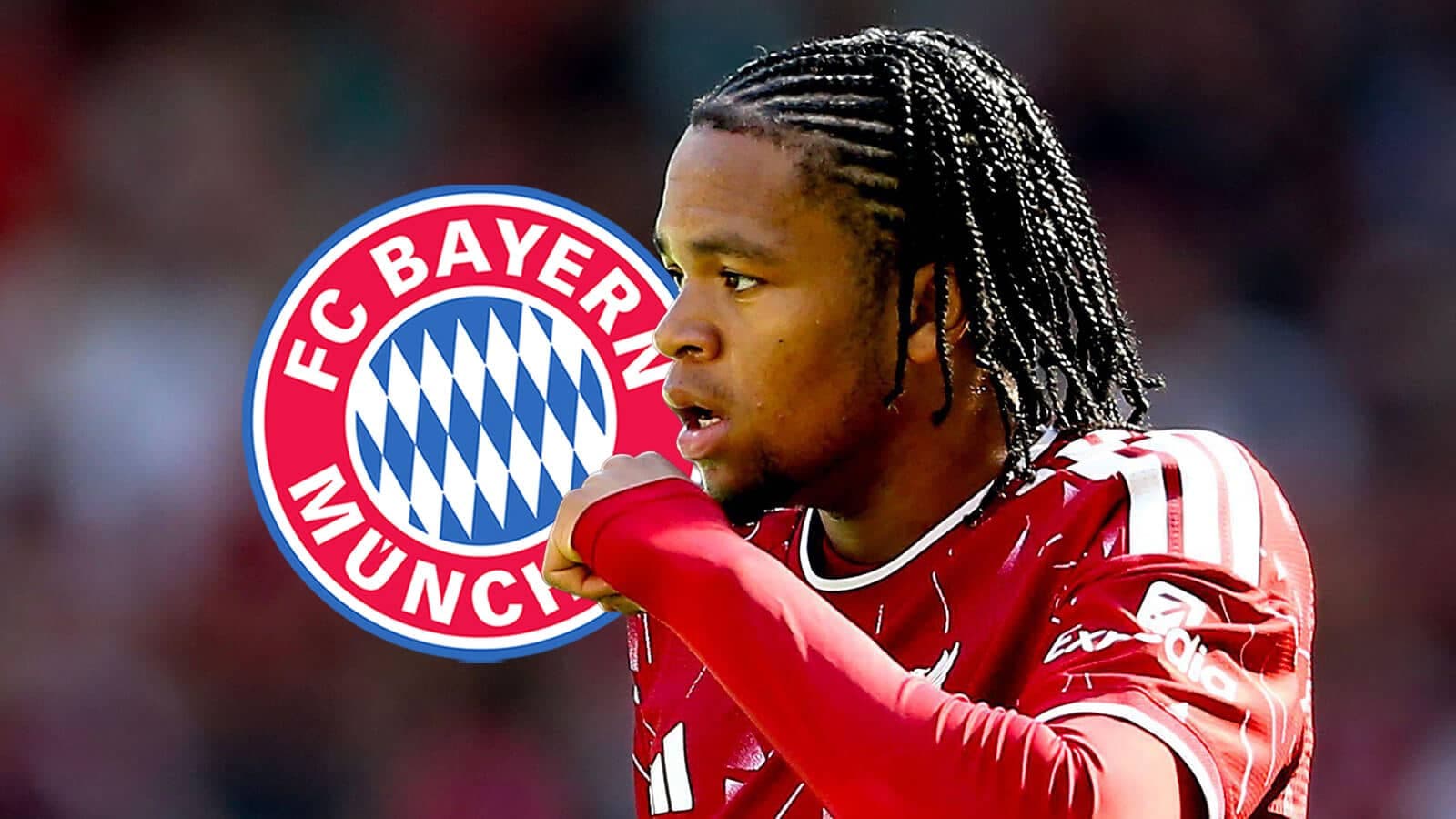 Игрок Bayern München в красной форме на поле