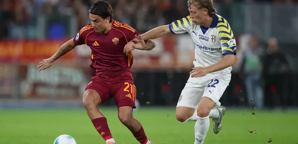 Игроки AS Roma и Пармы борются за мяч