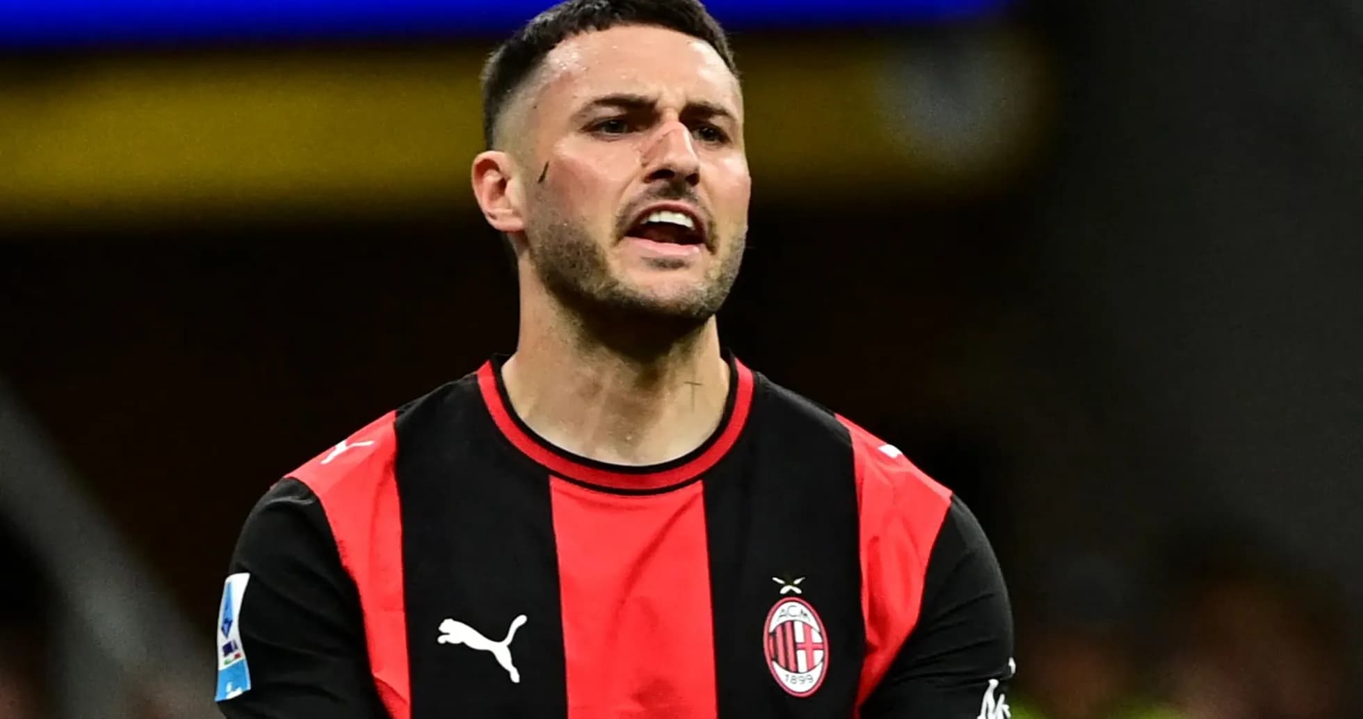 Игрок AC Milan в черно-красной форме на поле