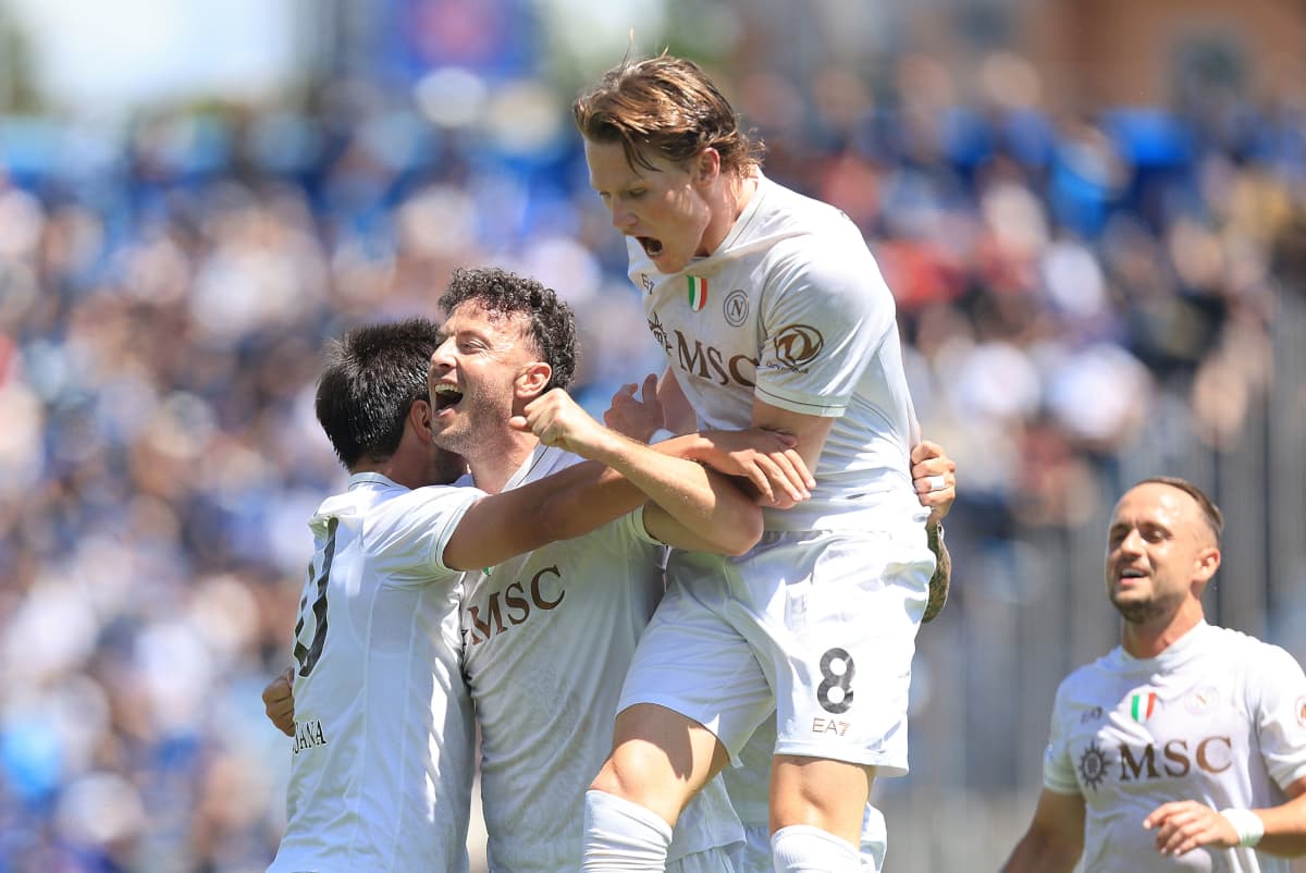 Игроки Наполи празднуют гол на поле