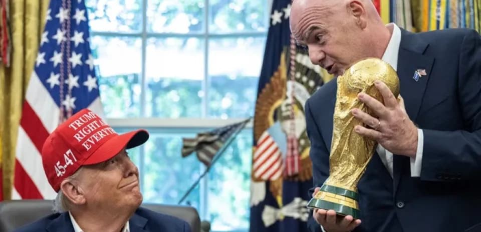 Человек в красной кепке и FIFA кубок мира