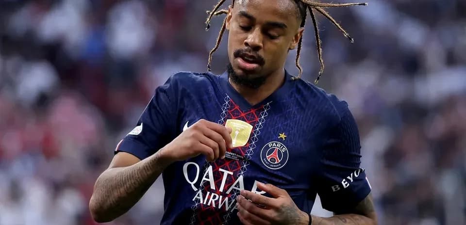 Игрок PSG смотрит на медаль после матча