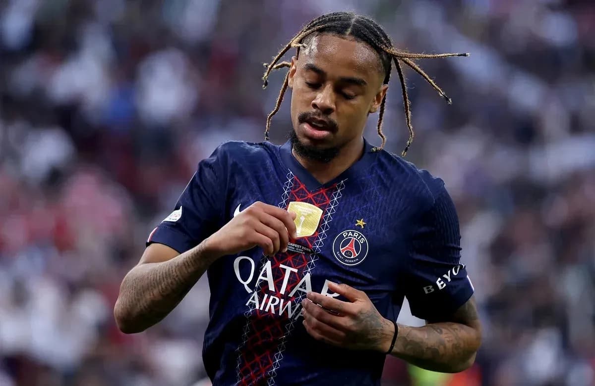Игрок PSG смотрит на медаль после матча