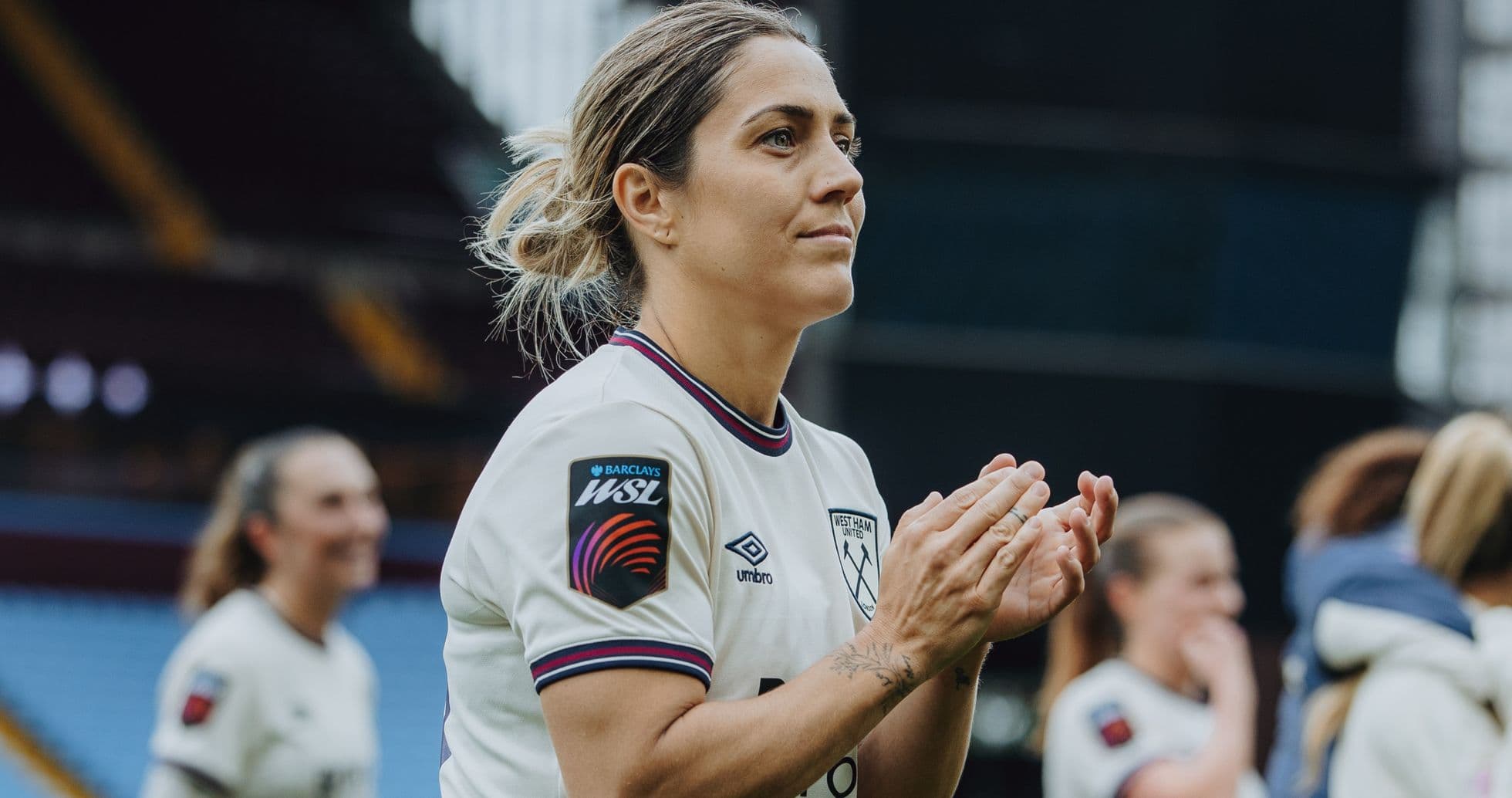 Игрок West Ham W аплодирует на стадионе