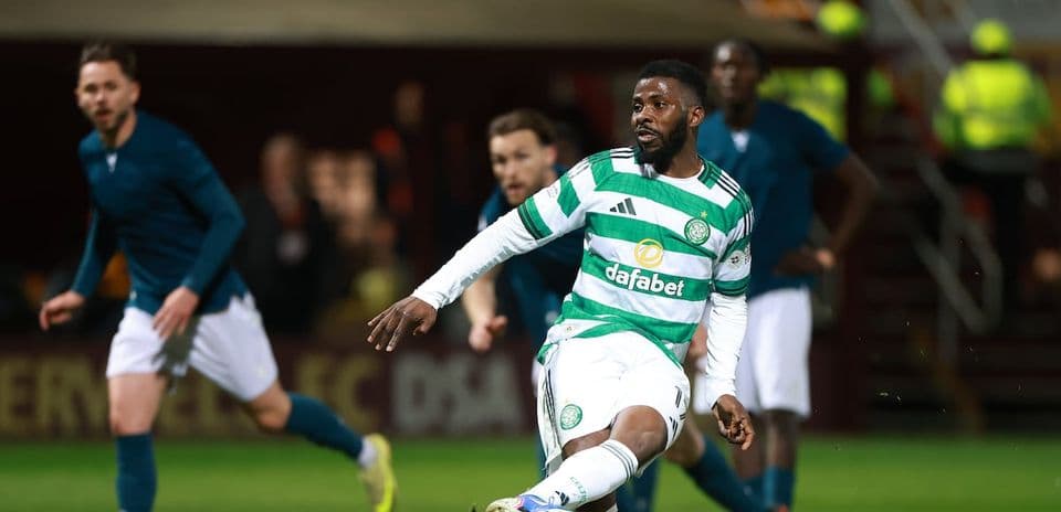 Игрок Celtic в зелёной форме с мячом на поле