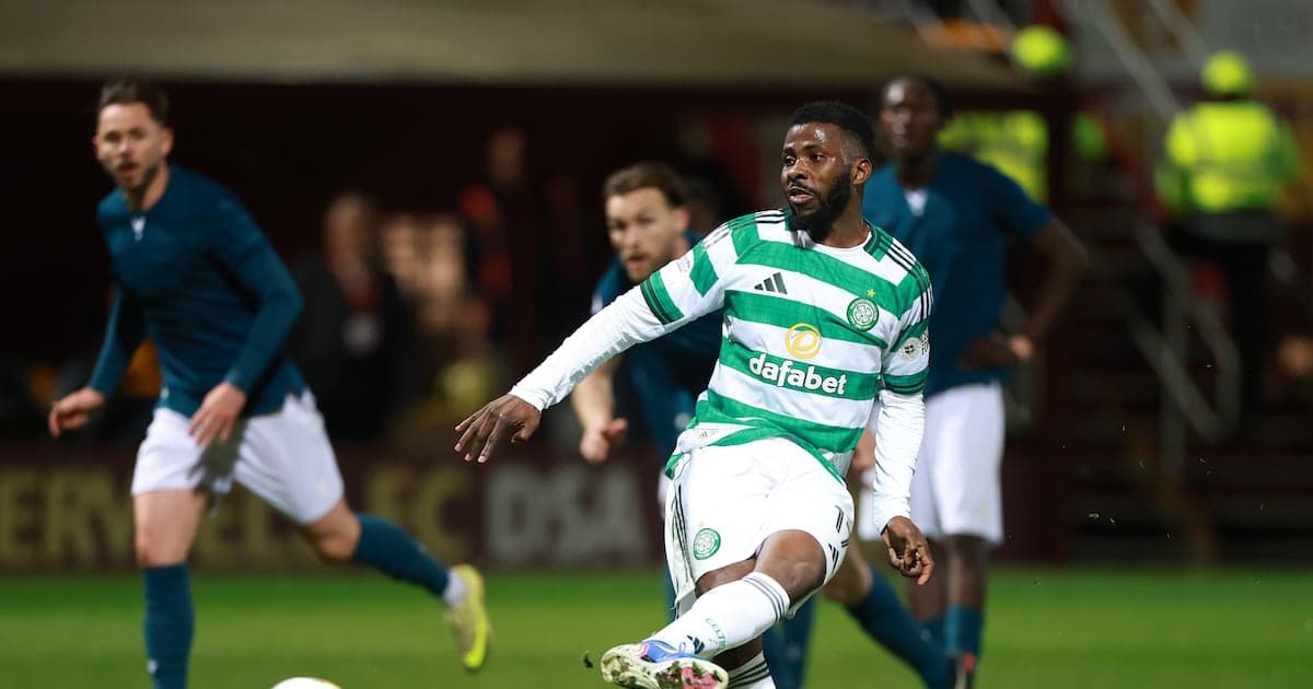 Игрок Celtic в зелёной форме с мячом на поле
