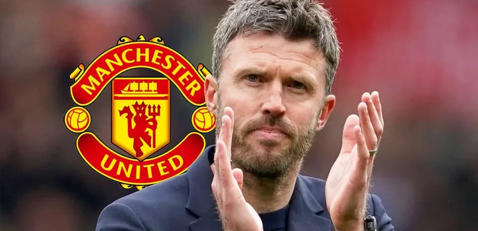 Тренер applauding перед логотипом Manchester United