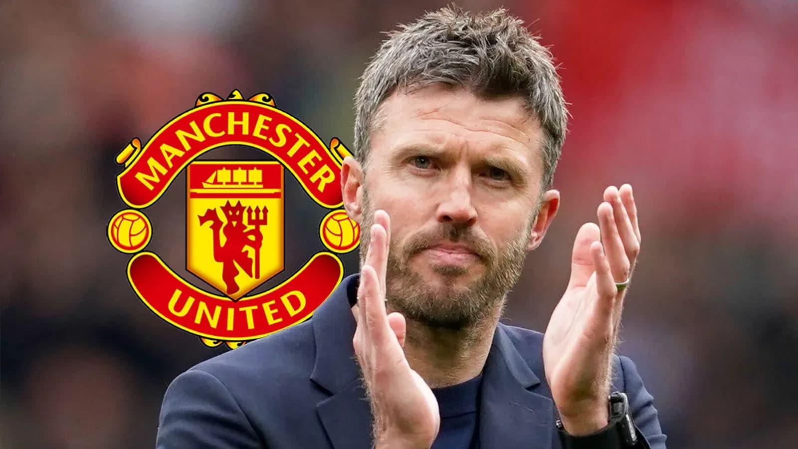 Тренер applauding перед логотипом Manchester United