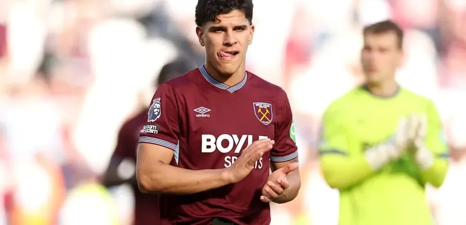Игрок West Ham United аплодирует после матча