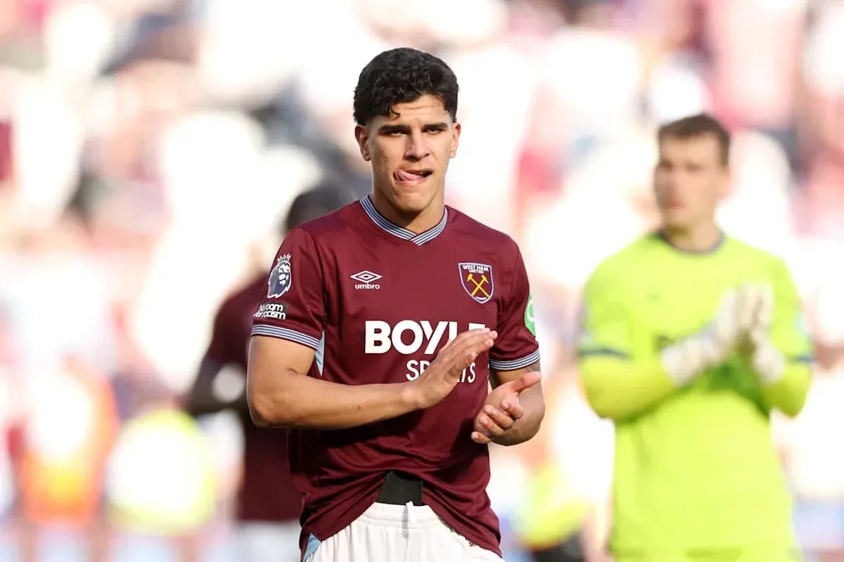 Игрок West Ham United аплодирует после матча