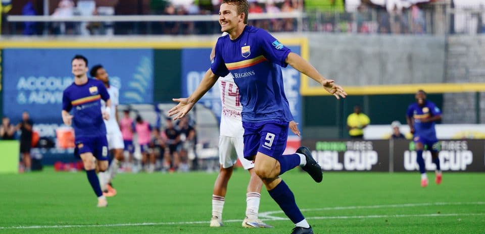 Игрок празднует гол в матче USL