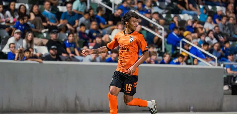 Игрок команды Orange County SC с мячом