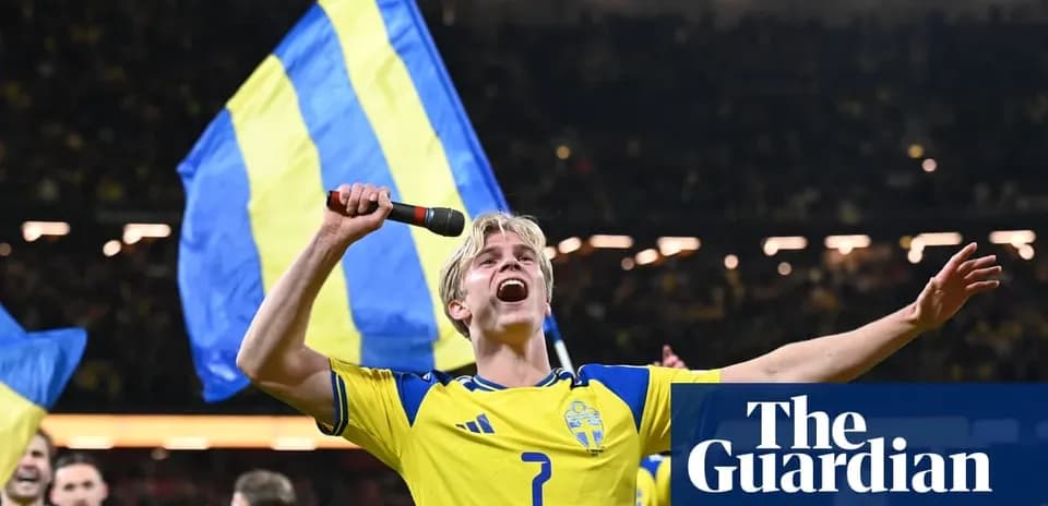 Игрок Швеции с флагом и микрофоном на стадионе