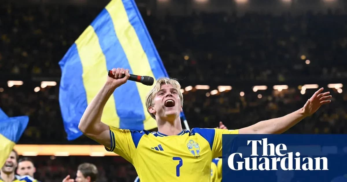 Игрок Швеции с флагом и микрофоном на стадионе