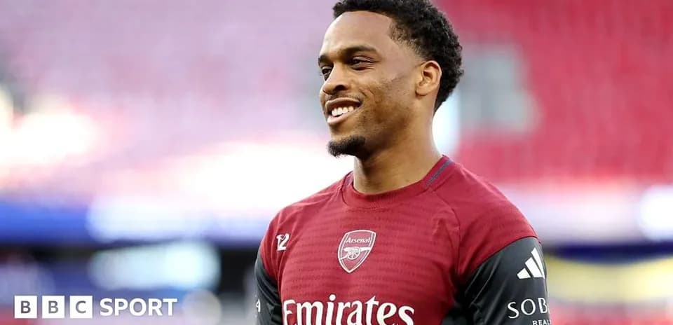 Игрок в тренировочной форме Arsenal на поле