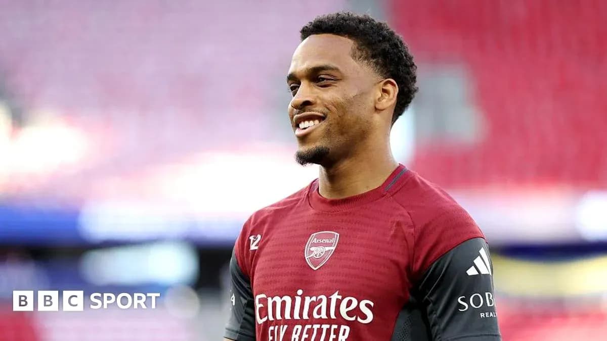 Игрок в тренировочной форме Arsenal на поле