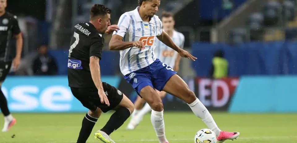 Игроки PAOK и Динамо Киев борются за мяч