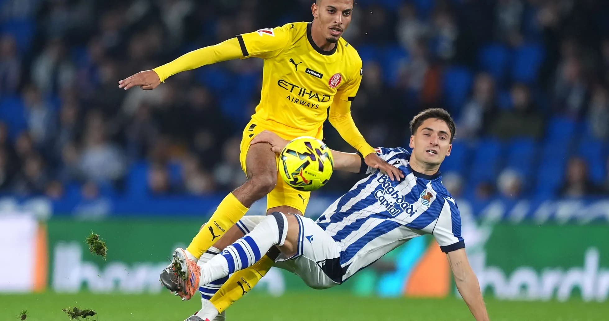 Игроки Girona и Real Sociedad в борьбе за мяч