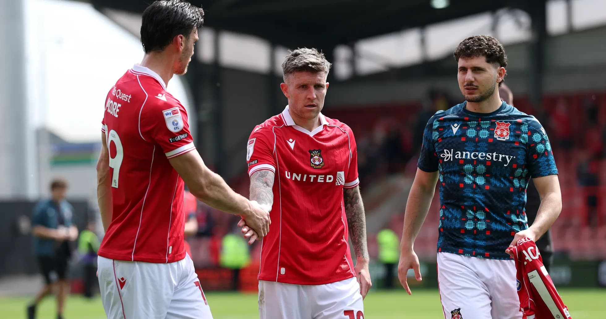 Игроки Wrexham United после матча на стадионе
